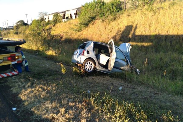 Imagem referente a notícia: Quatro mulheres ficam feridas em capotamento ao tentar fugir de assaltantes na BR-369, em Cascavel
