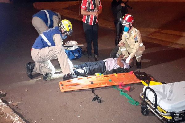 Imagem referente a notícia: Homem cai em ‘boca de lobo’ e sofre fratura no tornozelo no Bairro Morumbi