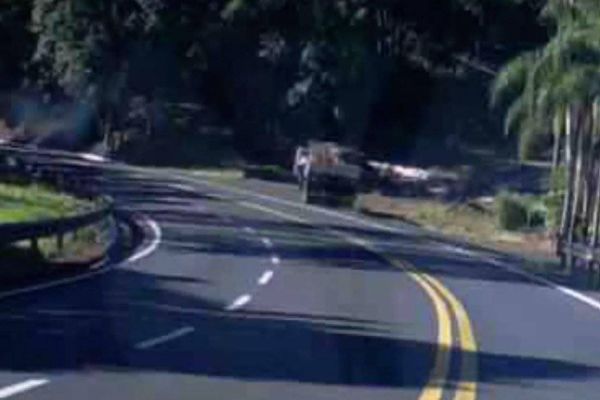 Imagem referente a notícia: Motorista pula de caminhão em movimento antes de grave acidente em Pato Branco; veja o vídeo