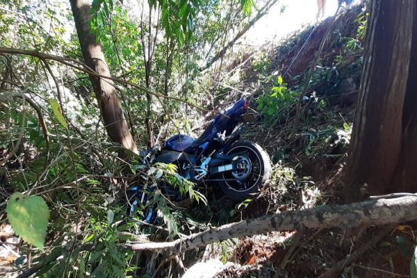 Imagem referente a notícia: Homem fica estado grave após cair de moto em barranco na marginal da PRc-467 em Cascavel