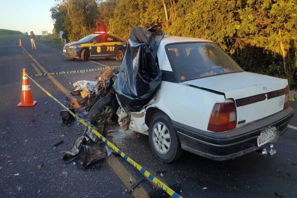 Homem morre na hora após fortíssima colisão entre três veículos na BR-373