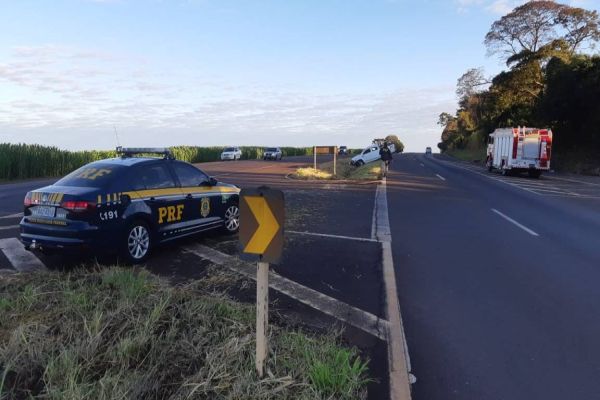 Homem sofre fratura no nariz após capotamento na BR-467 em Cascavel