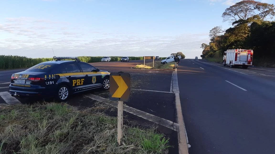 Foto relacionada a notícia: Homem sofre fratura no nariz após capotamento na BR-467 em Cascavel