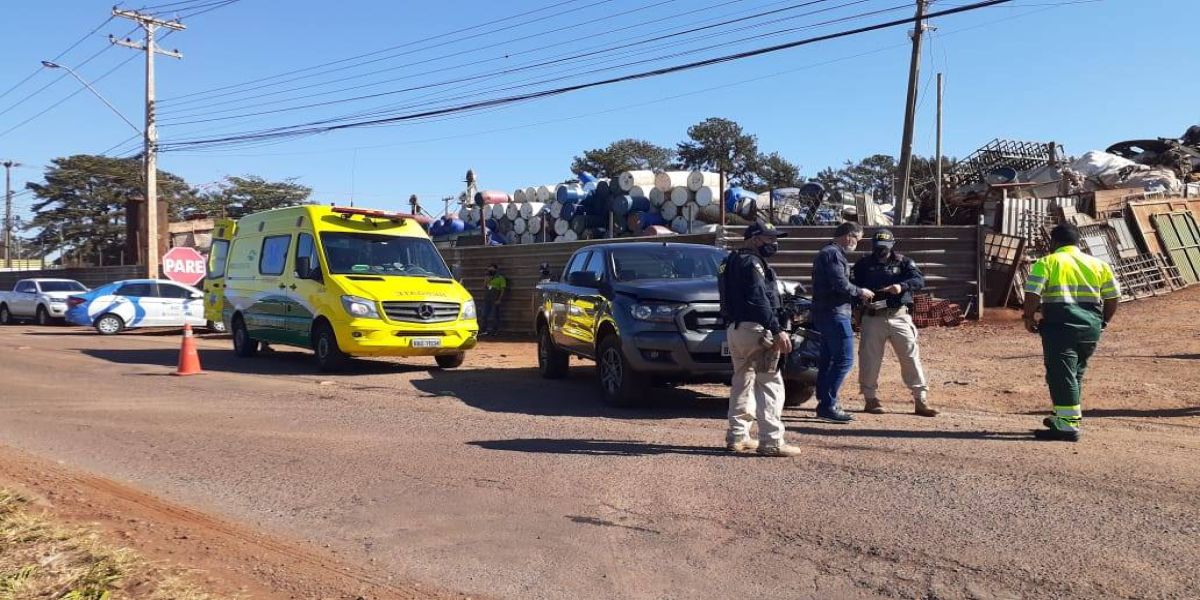 Homem passa mau e colide contra caminhão estacionado na marginal da rodovia BR-277, em Cascavel