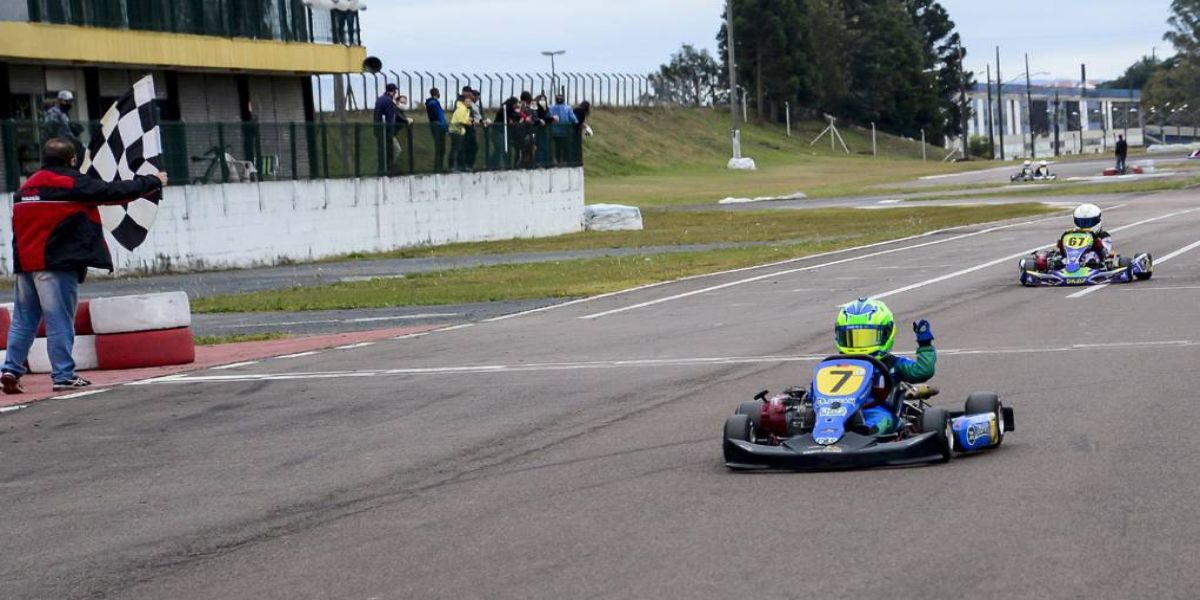 Caio Zorzetto conquista a vitória na abertura da Copa Super Paraná de Kart