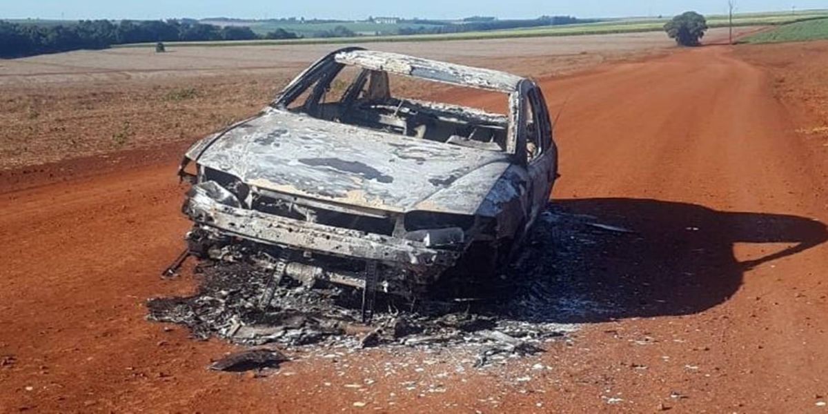 Carro incendiado é encontrado no interior de Cafelândia