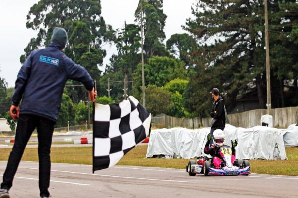 Giovana Marinoski conquista o 2º lugar na abertura da Copa Super Paraná de Kart