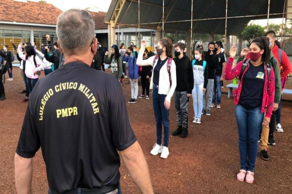 Alunos da rede estadual de Cascavel tem primeiros contato com o modelo Cívico Militar