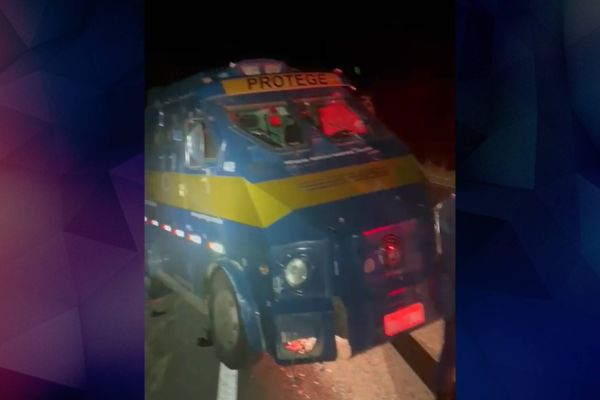 Imagem referente a notícia: Assaltantes tentam roubar carro-forte na BR-277, mas não conseguem