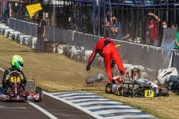 Imagem referente a notícia: Metropolitano de Kart de Cascavel começa com acidente forte