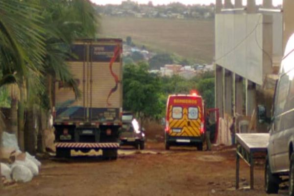 Imagem referente a notícia: Homem de 33 anos sofre queda de andaime em obra no Bairro Morumbi em Cascavel