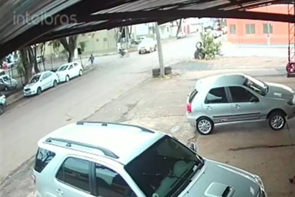 Imagem referente a notícia: Motociclista fica gravemente ferido após colisão na Rua Delfino Dias do Prado; Veja o vídeo!