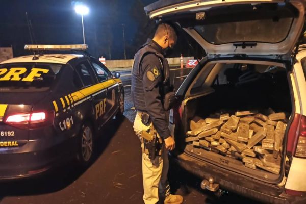 Imagem referente a notícia: PRF prende traficante transportando 145 kg de maconha em Laranjeiras do Sul