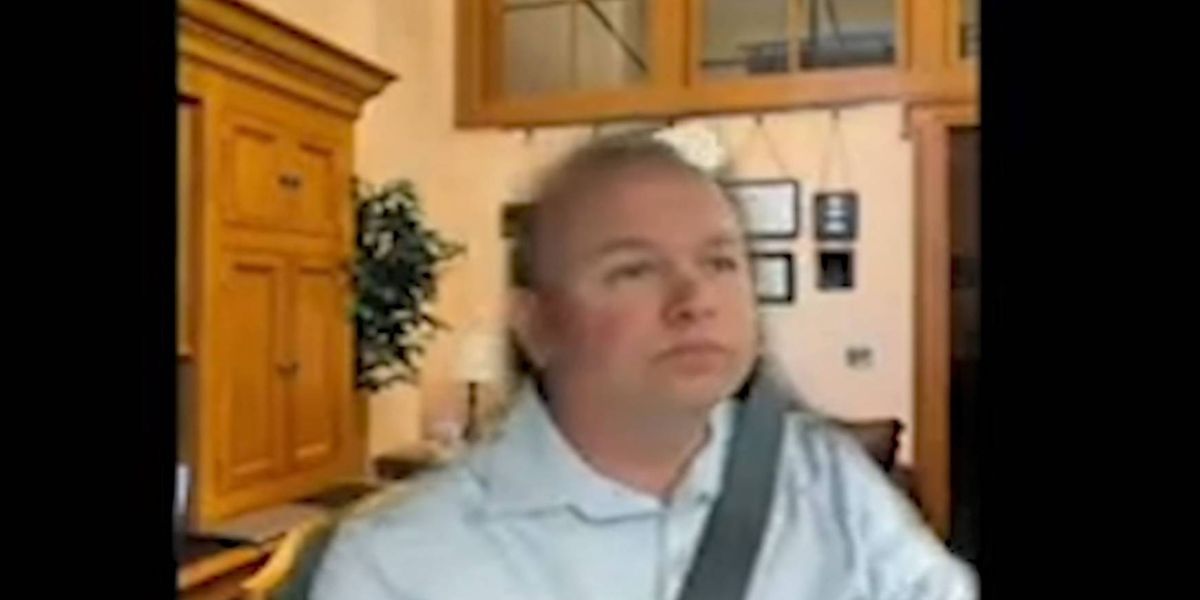 Senador usa fundo falso para enganar reunião enquanto dirige; veja vídeo