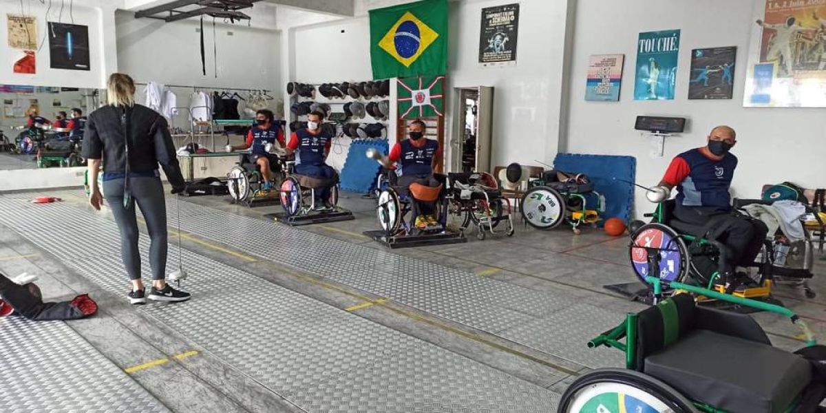 Equipe paranaense de esgrima em cadeira de rodas é referência nacional