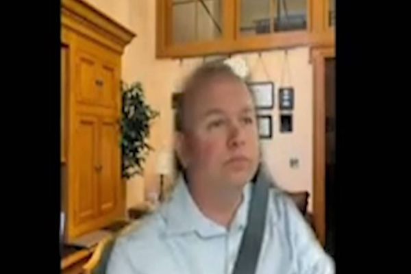 Imagem referente a notícia: Senador usa fundo falso para enganar reunião enquanto dirige; veja vídeo