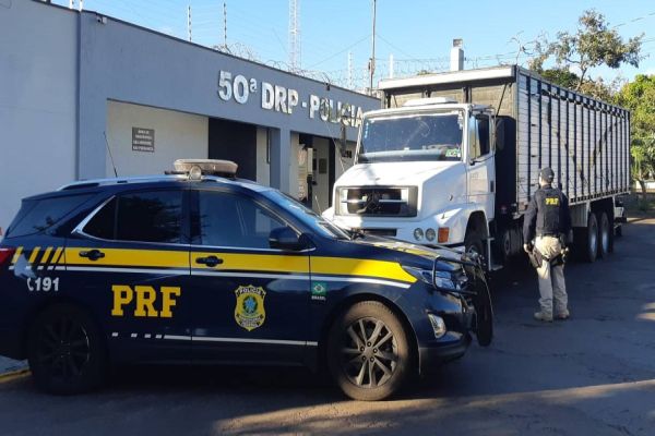Imagem referente a notícia: PRF recupera caminhão roubado em Matelândia e suspeito pula no Rio Piquiri após fuga pela BR-369