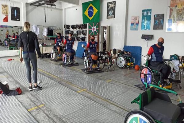 Equipe paranaense de esgrima em cadeira de rodas é referência nacional