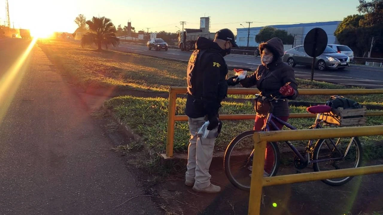 Foto relacionada a notícia: PRF Cascavel realiza ações Educativas com foco na prevenção de acidente com pedestres e ciclistas