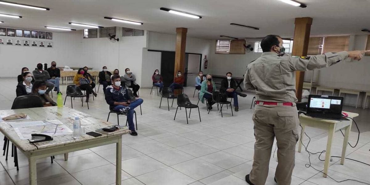 Corbélia: Funcionários municipais fazem a parte prática da formação de Brigada Escolar