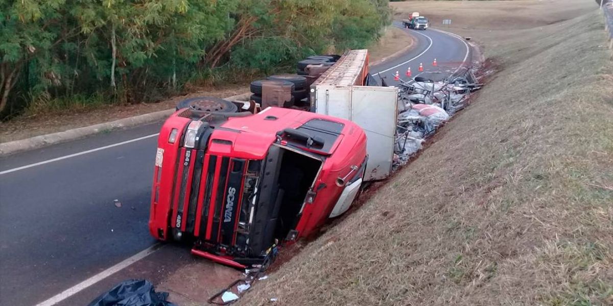 Motorista de carreta com placas do Paraguai, morre em acidente na PR-486