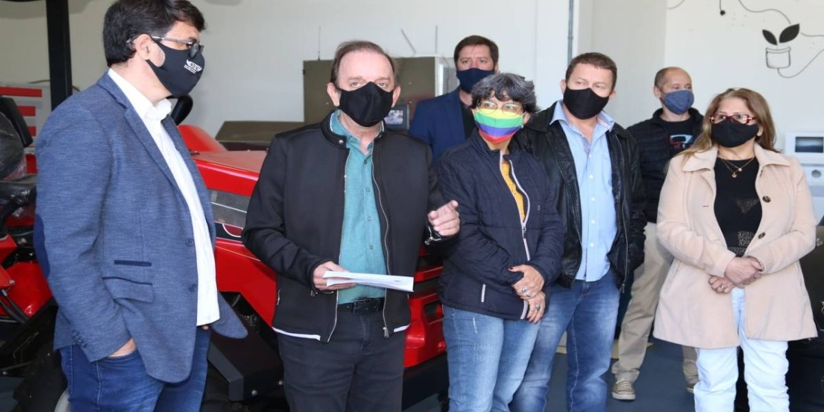 Imbramol e Unioeste apresentam carro elétrico para Celso Dal Molin