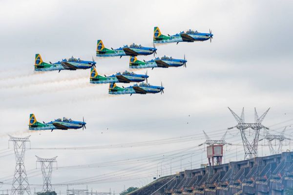 Esquadrilha da Fumaça encerra passagem pela fronteira com homenagem à Itaipu