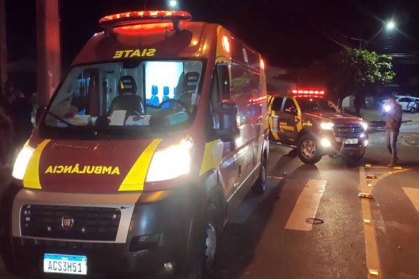 Jovem de 16 anos fica em estado grave após colisão entre carro e moto no Bairro XIV de Novembro