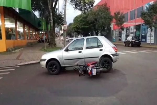 Moto quase para embaixo de carro após batida na Rua Recife no Bairro Coqueiral