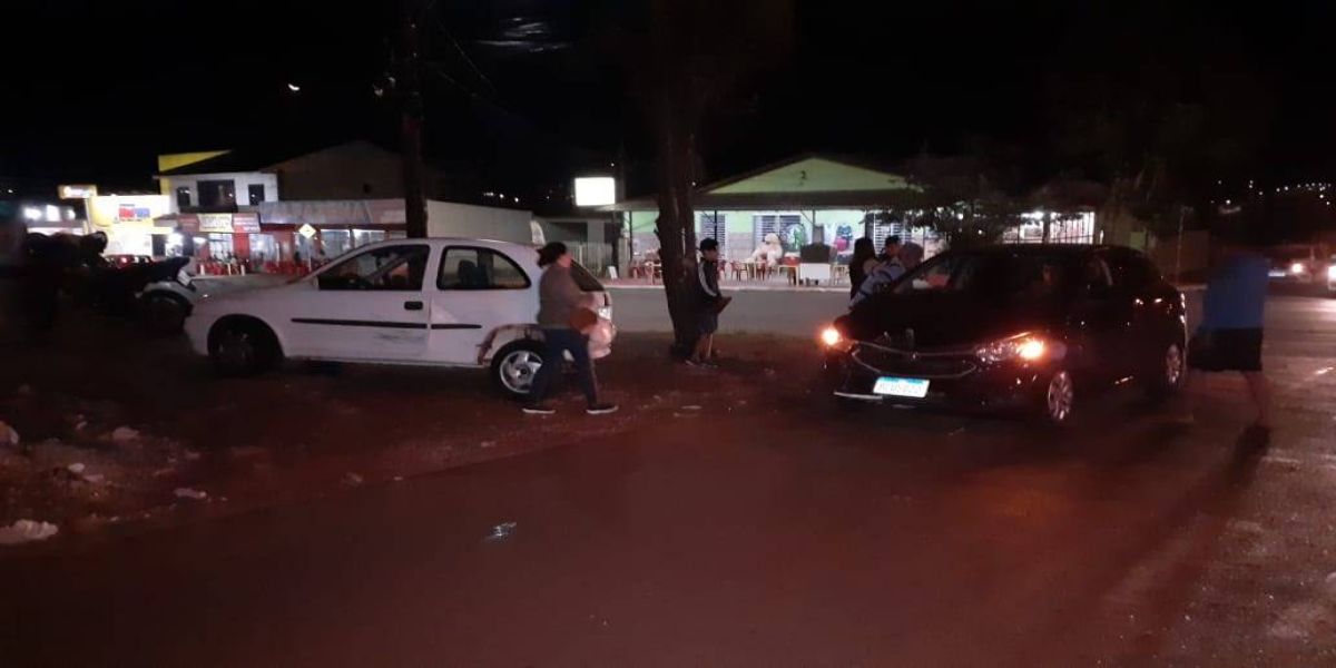 Gestante é atendida pelo Siate após colisão de trânsito no Bairro Periolo em Cascavel