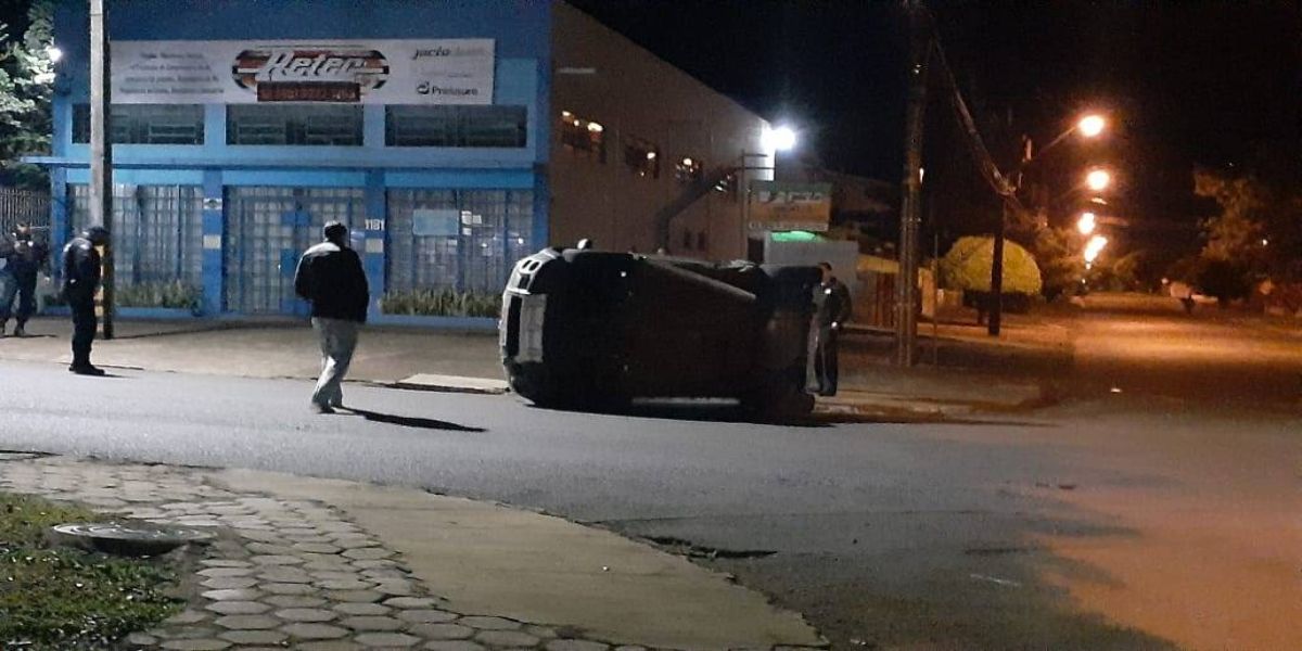 Fiat Idea tomba após colisão de trânsito no Bairro Pacaembu