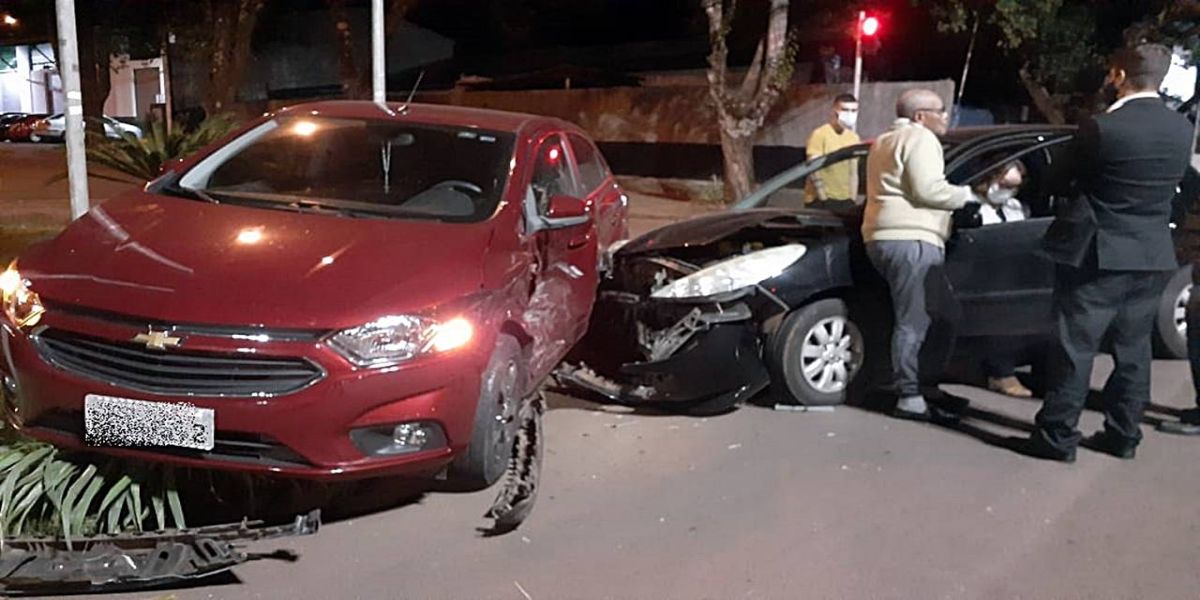 Onix para em cima da calçada após colisão de trânsito no Jardim Pinheiros em Cascavel