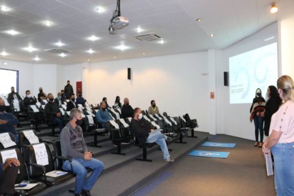 Taxistas são treinados para apresentar a cidade aos visitantes