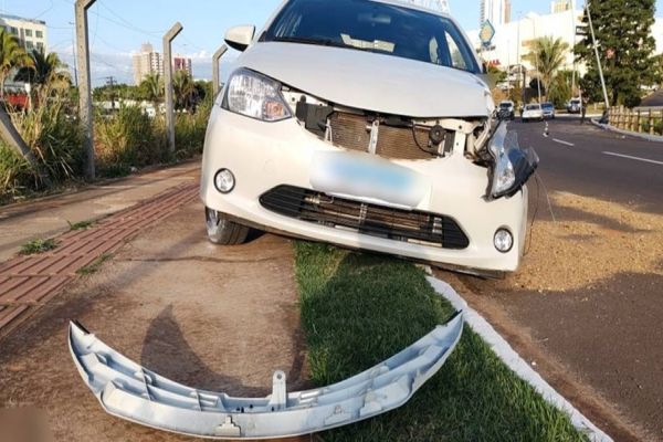 Jovem morre ao subir em capô de veículo para impedir namorado de dirigir