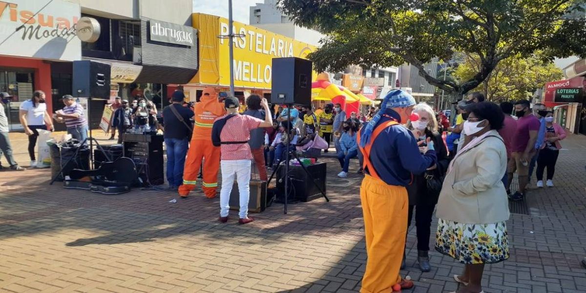 Garis e coletores são homenageados com café da manhã solidário no centro de Cascavel