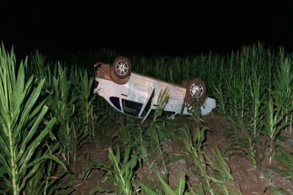 Carro com sete ocupantes capota no interior de Nova Santa Rosa