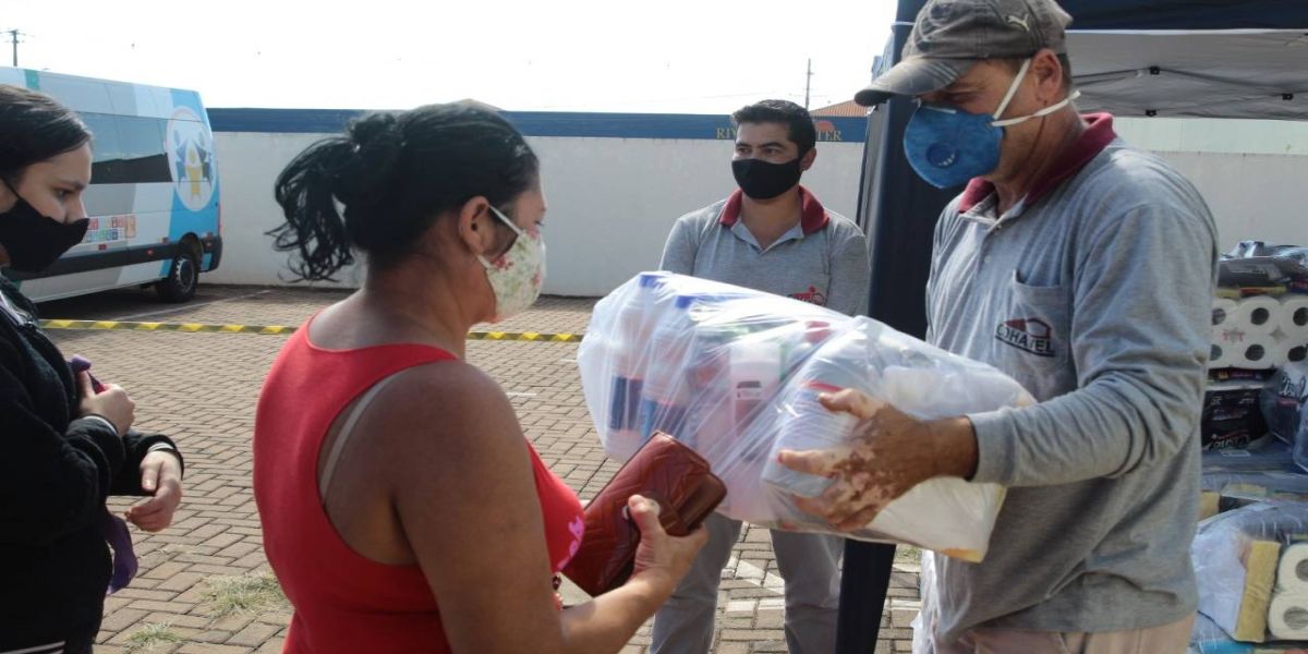 Famílias do Conjunto Riviera recebem cesta com produtos de higiene e limpeza