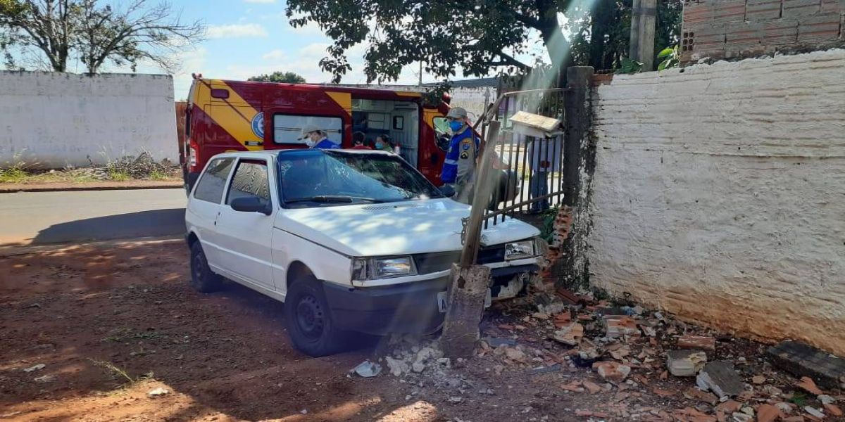 Carro bate contra portão de residência no Jardim Consolara