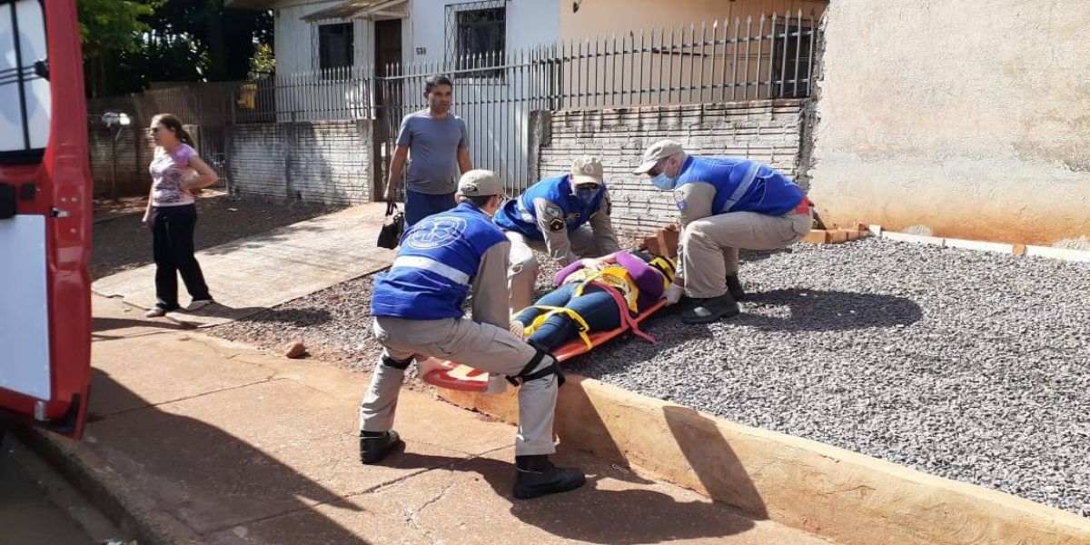 Mulher de 51 anos é atropelada por moto no Bairro Periolo em Cascavel