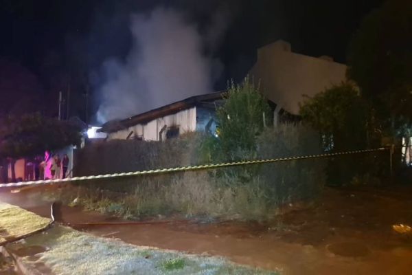 Casa abandonada há meses é destruída por incêndio no Bairro Santa Cruz