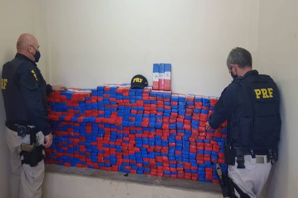 Imagem referente a notícia: PRF apreende mais de uma tonelada de maconha e 895 mil maços de cigarros durante o final de semana