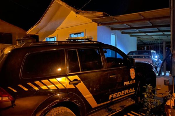 Imagem referente a notícia: Operação Solis: PF combate lavagem de dinheiro do tráfico de drogas e prostituição