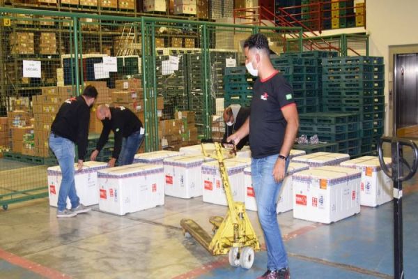 Desembarcam no Paraná 374,1 mil dose da vacina da Astrazeneca contra Covid-19