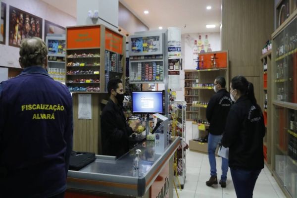 Comerciantes aprovam trabalho de orientação contra a Covid-19