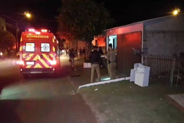 Imagem referente a notícia: Homem é morto a tiros e a golpes de faca e mulher é baleada perna no Bairro Esmeralda