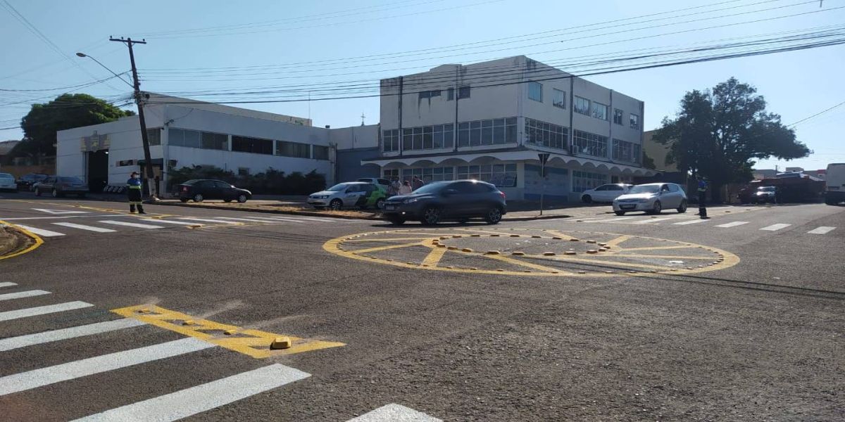 Nova rotatória é instalada no cruzamento da Rua Paraná com Romão Chrum