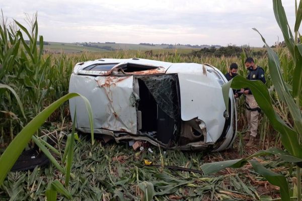 Imagem referente a notícia: Homem morre após capotar veículo por mais de 10 vezes na rodovia BR-467 em Cascavel