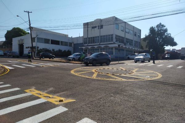 Nova rotatória é instalada no cruzamento da Rua Paraná com Romão Chrum