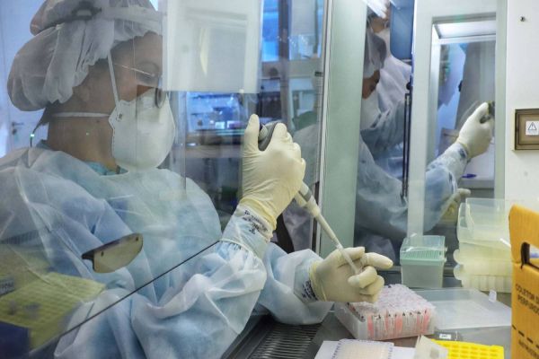 Com 2,7 milhões de testes, Paraná mantém liderança nacional na detecção da Covid-19