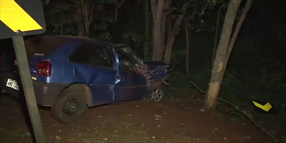 Homem perde controle do veículo, sai da pista e bate em árvore na PR-180 em Cascavel